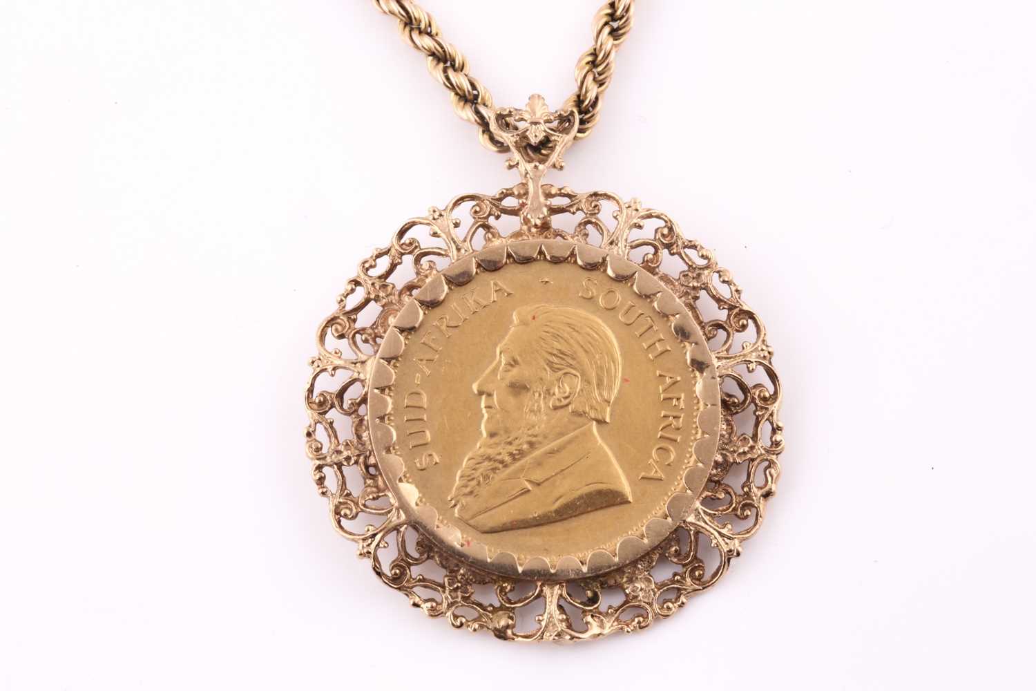 A Krugerrand pendant and ropetwist chain; the coin dated 1974, in scrolling cast mount; to an - Bild 2 aus 4