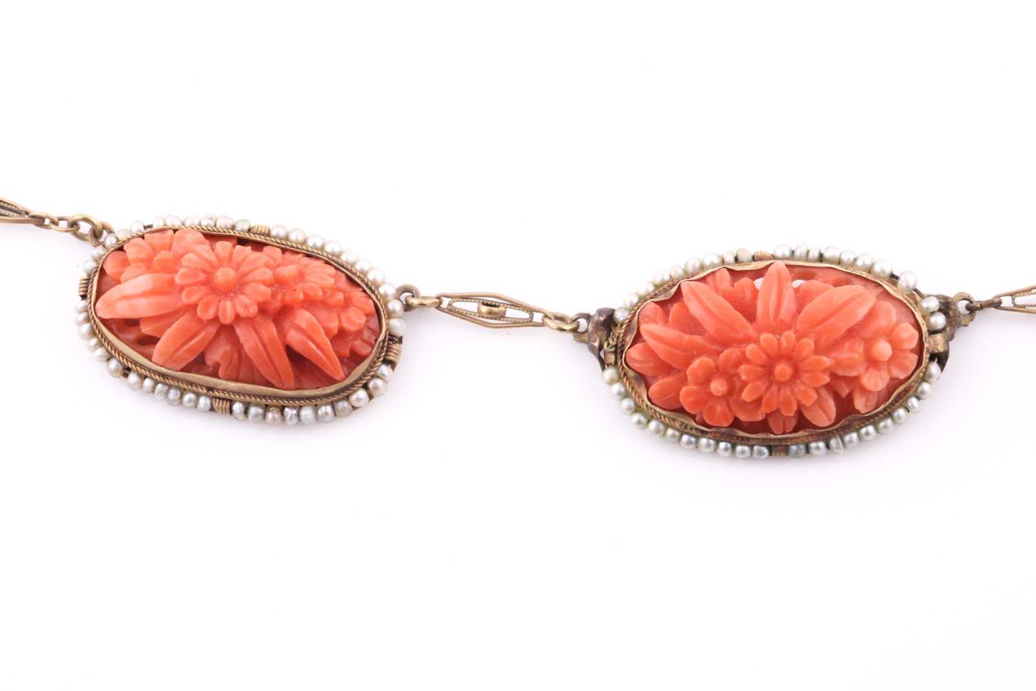 A late 19th / early 20th century coral and seed pearl necklace, set with four carved coral - Bild 4 aus 5
