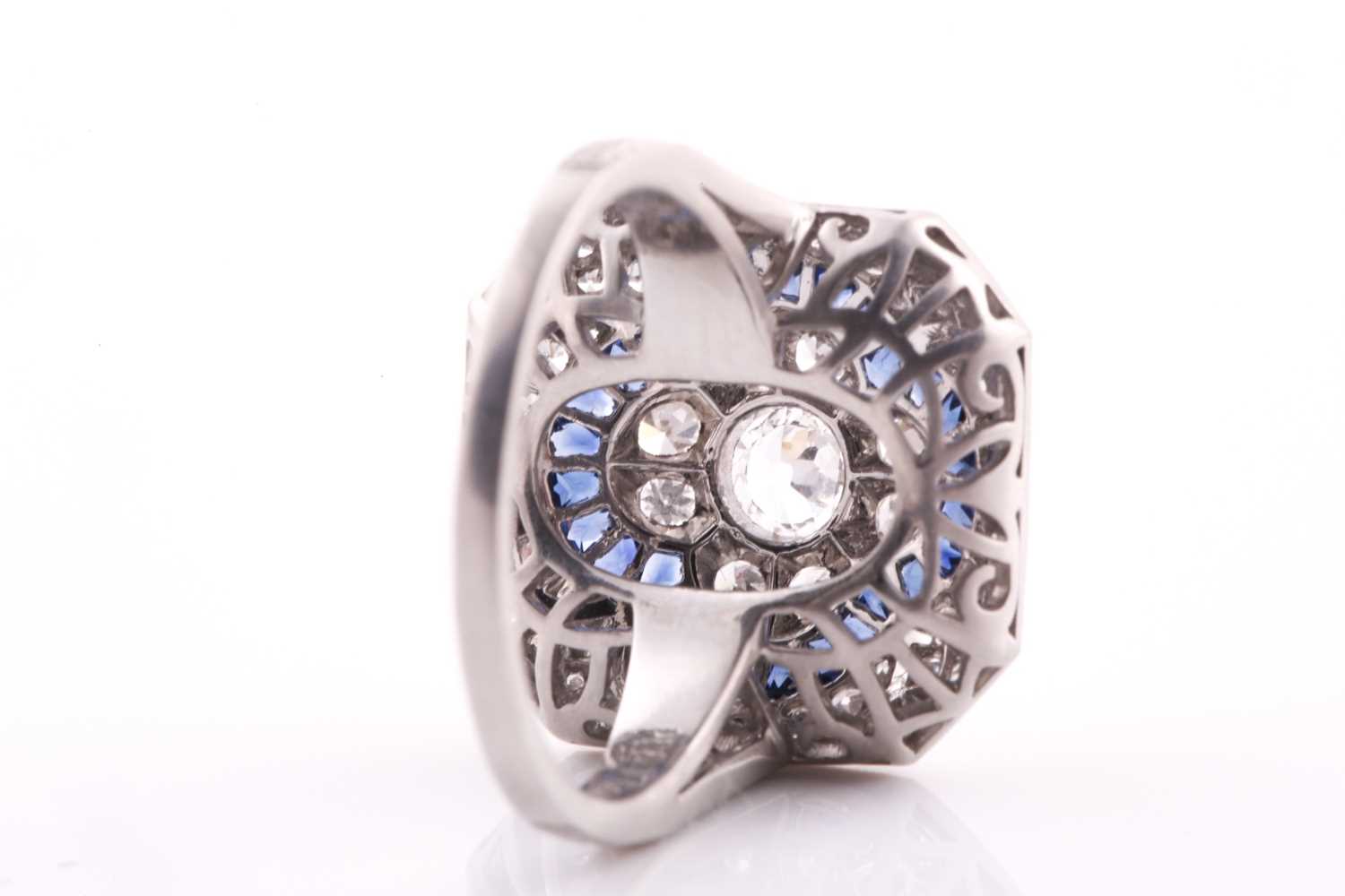 A platinum, diamond, and sapphire cocktail ring, set with a central quatrefoil floral design, within - Bild 5 aus 7