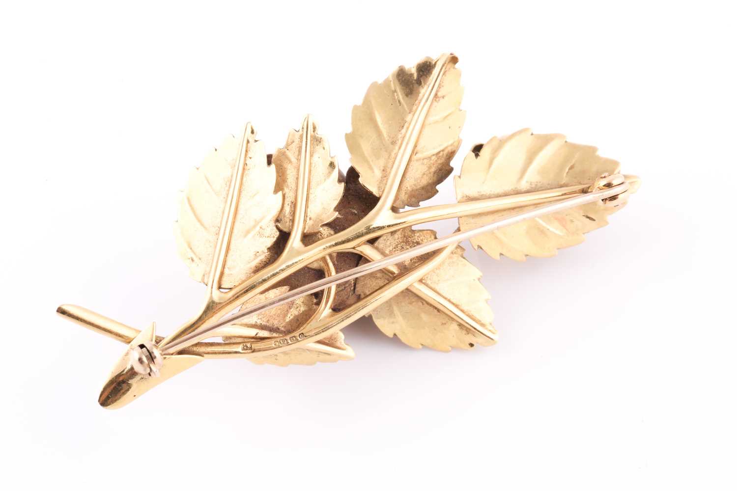 An 18ct yellow gold floral spray brooch, in the form of a rose and bud amongst leaves, marked to - Bild 2 aus 3