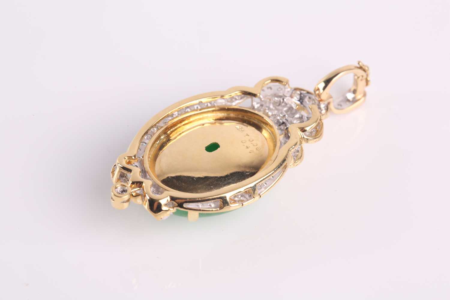 A yellow metal, diamond, and jade pendant, set with a round jade plaque, the stylised mount set with - Bild 3 aus 4