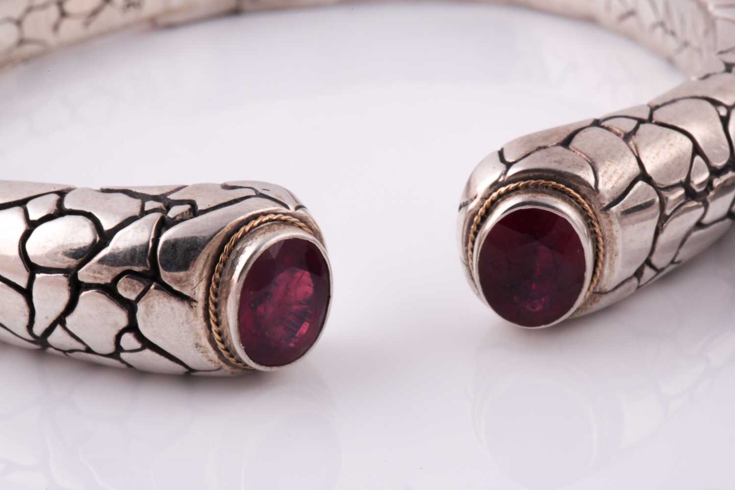 A silver torque bangle, with a mixed oval-cut ruby set to each terminal within a rope-twist yellow - Bild 4 aus 4