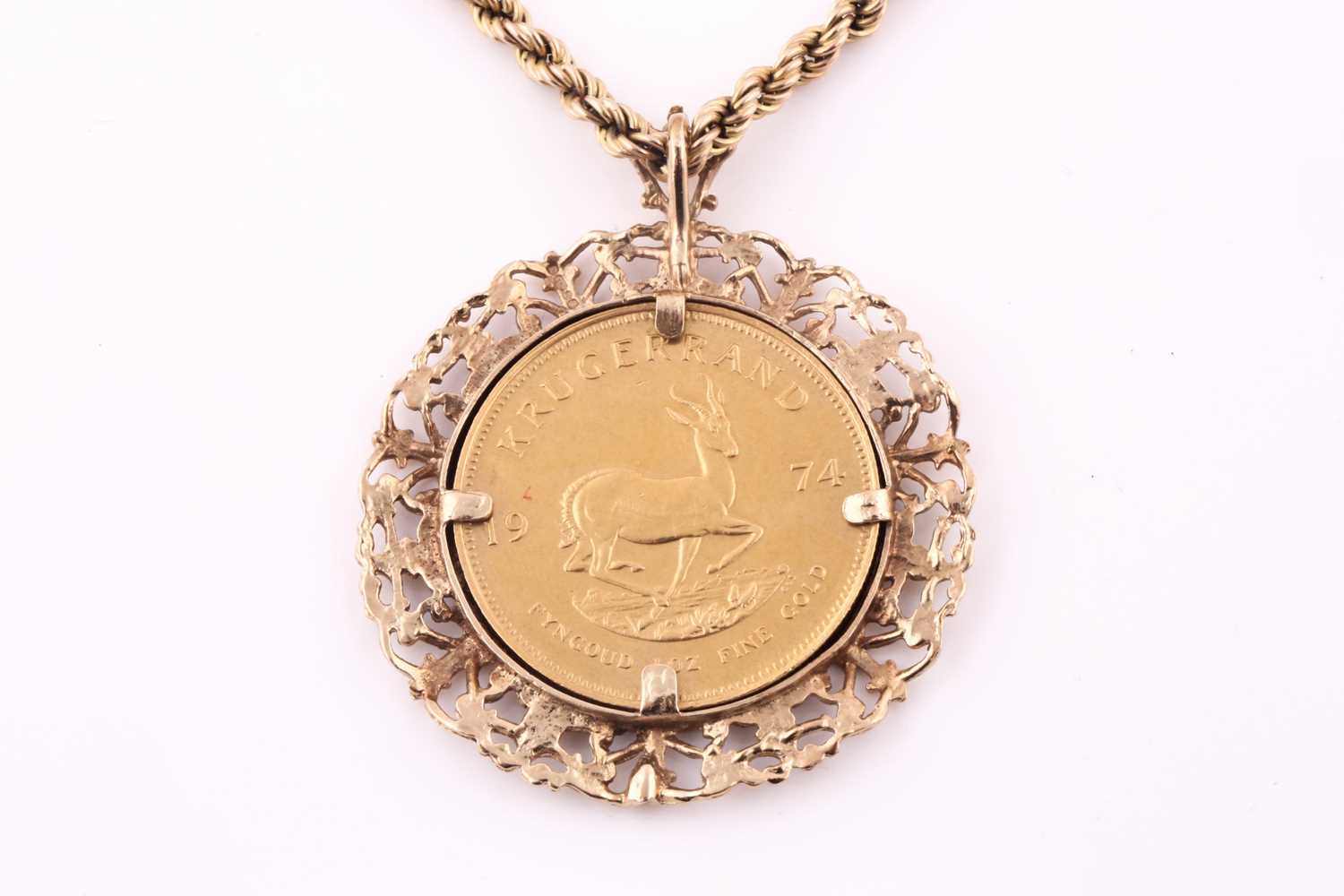 A Krugerrand pendant and ropetwist chain; the coin dated 1974, in scrolling cast mount; to an - Bild 4 aus 4