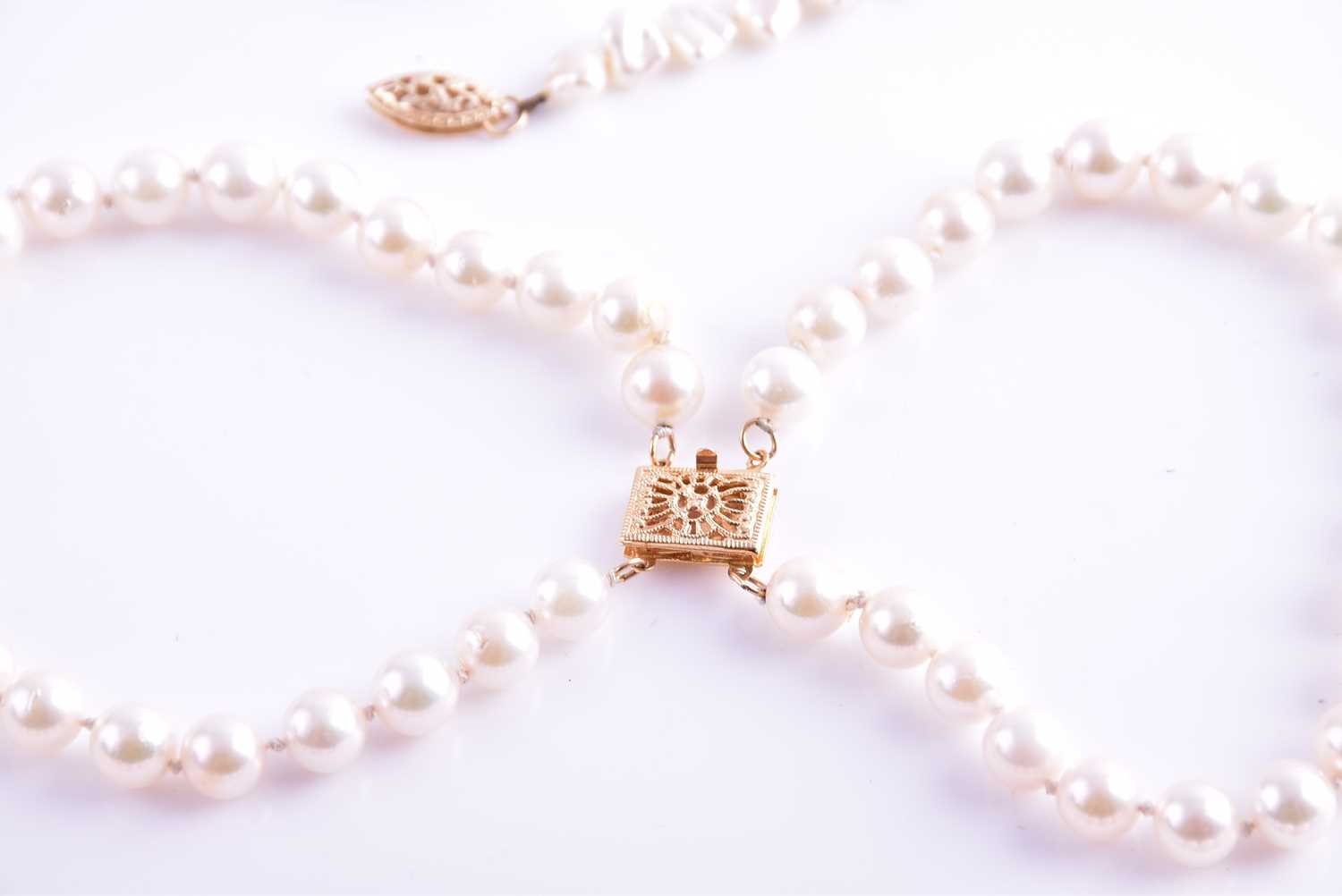 A cultured pearl necklace with yellow metal clasp, together with a similar cultured pearl double - Bild 2 aus 5