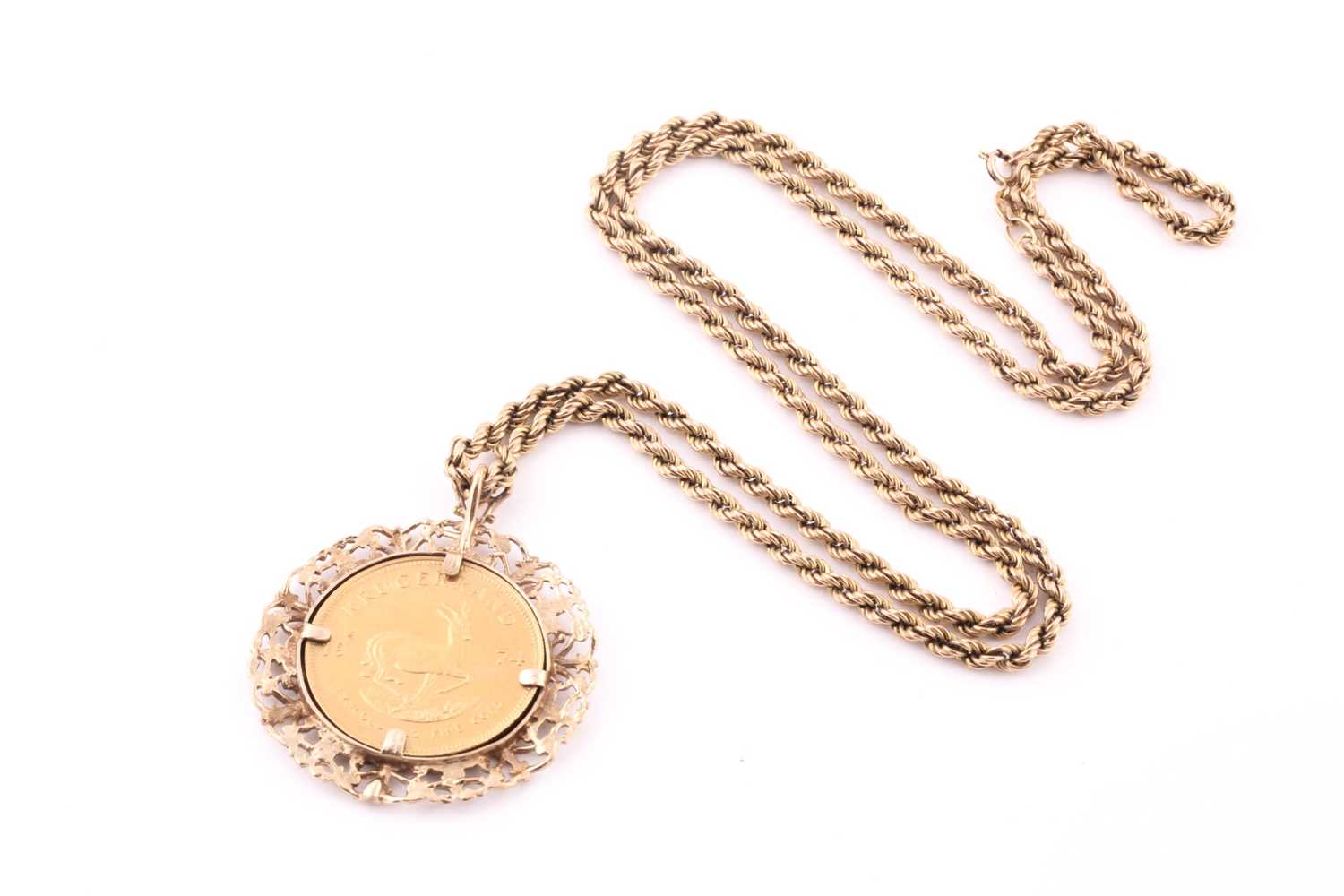 A Krugerrand pendant and ropetwist chain; the coin dated 1974, in scrolling cast mount; to an - Bild 3 aus 4