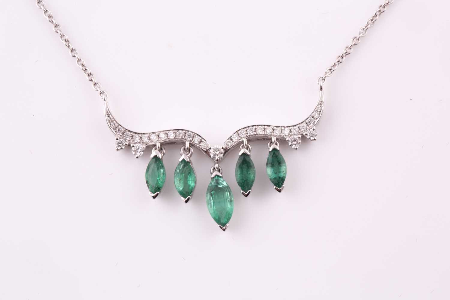 An emerald and diamond necklace; the scroll-shaped diamond set centre suspending five graduated - Bild 4 aus 8