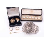 A group of jewellery items, to include a 9ct yellow gold and pearl brooch in the form of a bunch