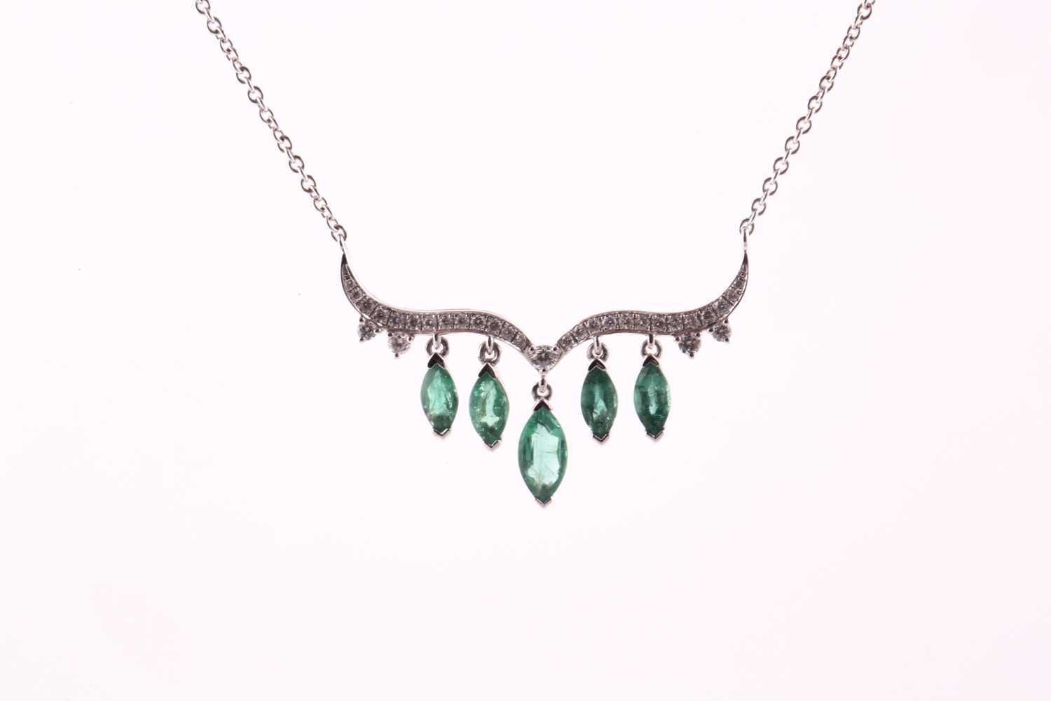 An emerald and diamond necklace; the scroll-shaped diamond set centre suspending five graduated - Bild 3 aus 8