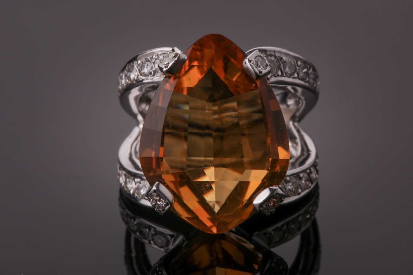 A diamond and citrine cocktail ring, set with a mixed-cut citrine, the claws and split shoulders - Bild 2 aus 6