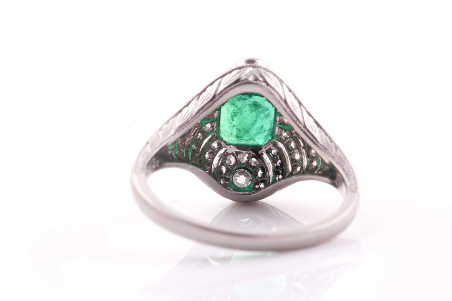 A platinum, emerald, and diamond ring, centred with a mixed square-cut emerald of approximately 0.79 - Bild 5 aus 5