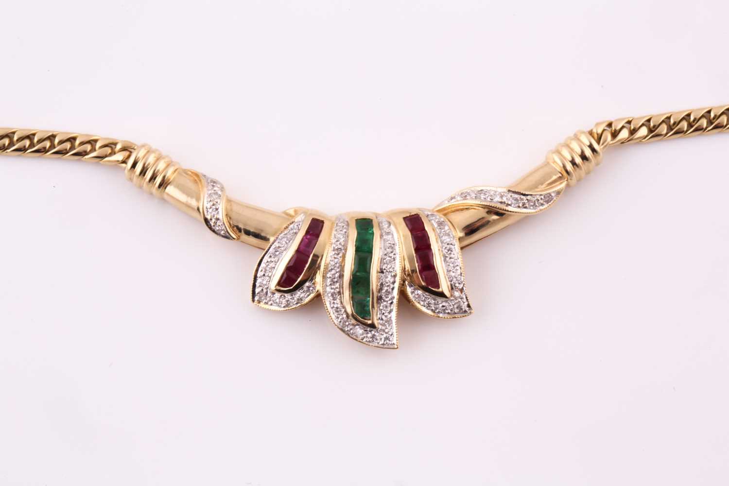 An emerald, ruby, and diamond triple leaf shape pendant necklace, to a yellow precious metal flat - Bild 2 aus 3
