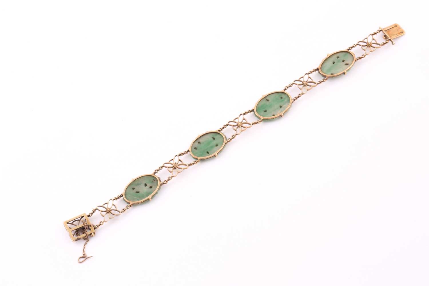 A jade and seed pearl bracelet; comprising four oval carved jade panels set between five foliate - Bild 4 aus 4