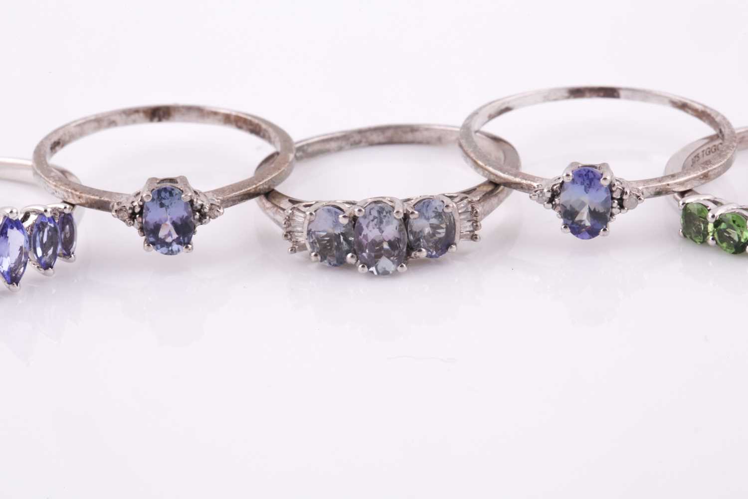 A 9ct white gold and tanzanite ring, set with seven marquise-cut tanzanites, size Z, together with a - Bild 4 aus 5