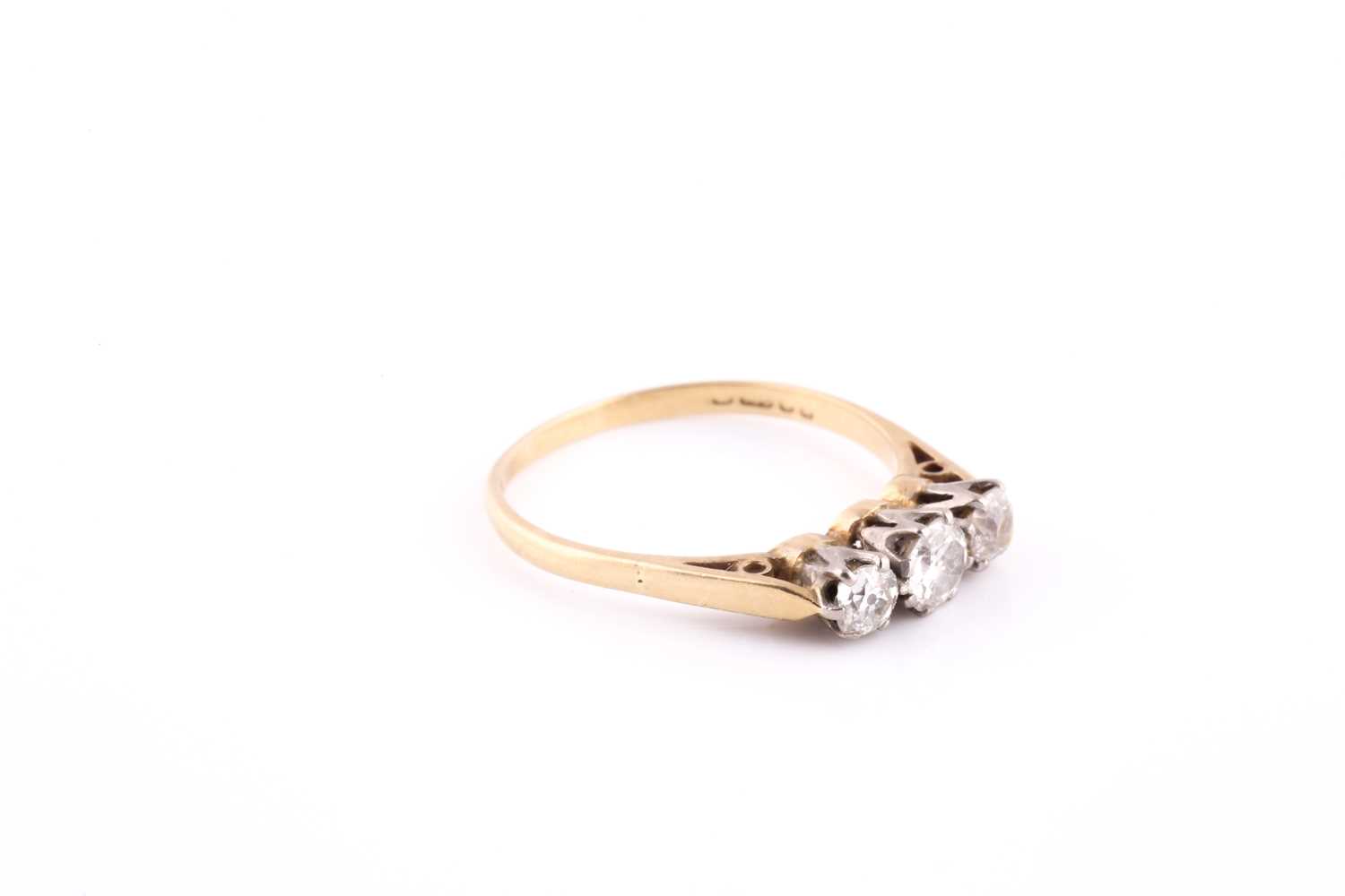 An 18ct yellow gold and diamond ring, set with three old round-cut diamonds, the central stone - Bild 2 aus 5