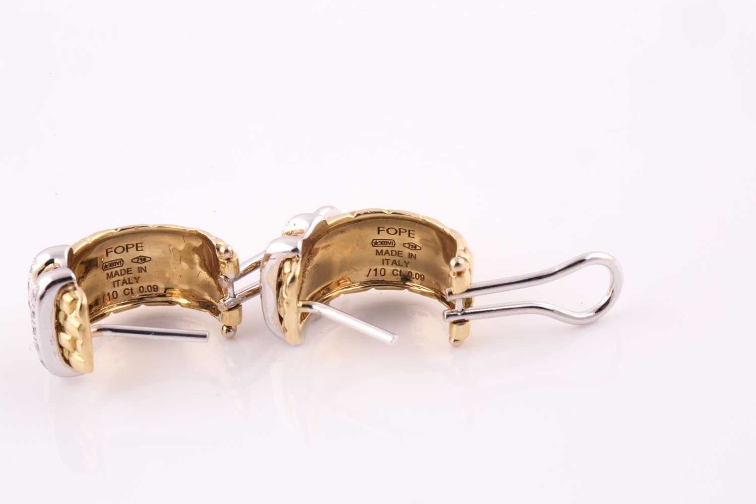 Fope, Italy. A pair of 18ct yellow gold hoop earrings, each with diamond set twin bars, weighing 0. - Bild 3 aus 4