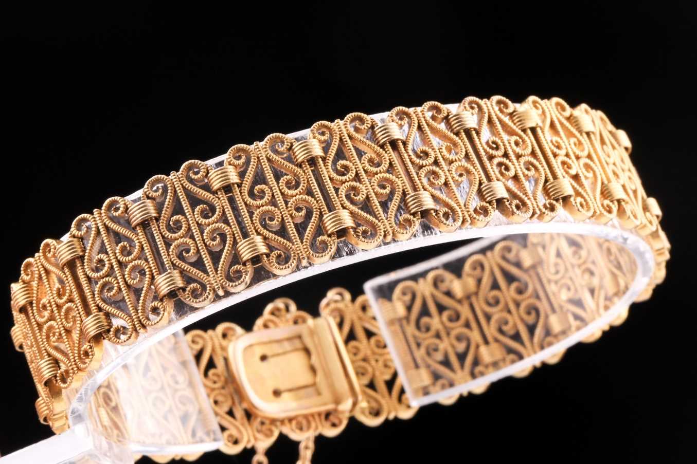 A late 19th / early 20th century French 18ct yellow gold bracelet, the articulated segments with S- - Bild 5 aus 6