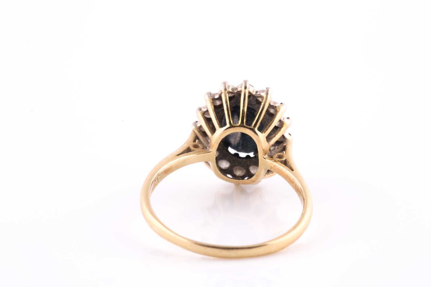 An 18ct yellow gold, diamond, and sapphire cluster ring, set with a mixed oval-cut dark blue - Bild 3 aus 4