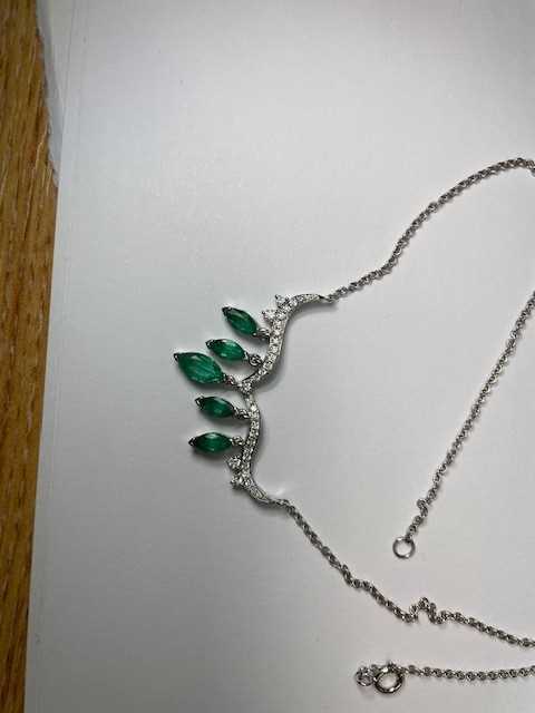 An emerald and diamond necklace; the scroll-shaped diamond set centre suspending five graduated - Bild 7 aus 8