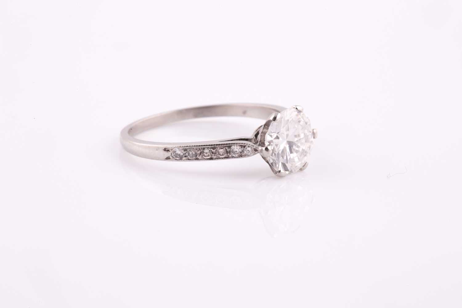 A solitaire diamond ring, set with a round brilliant-cut diamond of approximately 1.14 carats, - Bild 3 aus 4