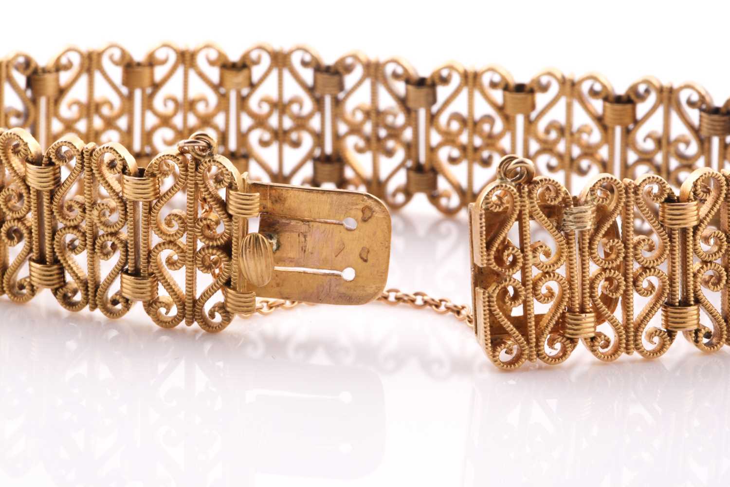 A late 19th / early 20th century French 18ct yellow gold bracelet, the articulated segments with S- - Bild 2 aus 6