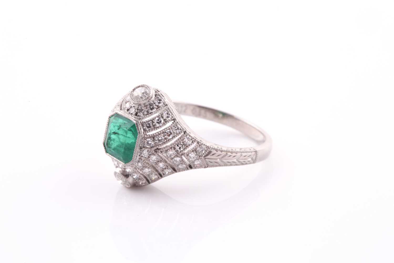 A platinum, emerald, and diamond ring, centred with a mixed square-cut emerald of approximately 0.79 - Bild 2 aus 5
