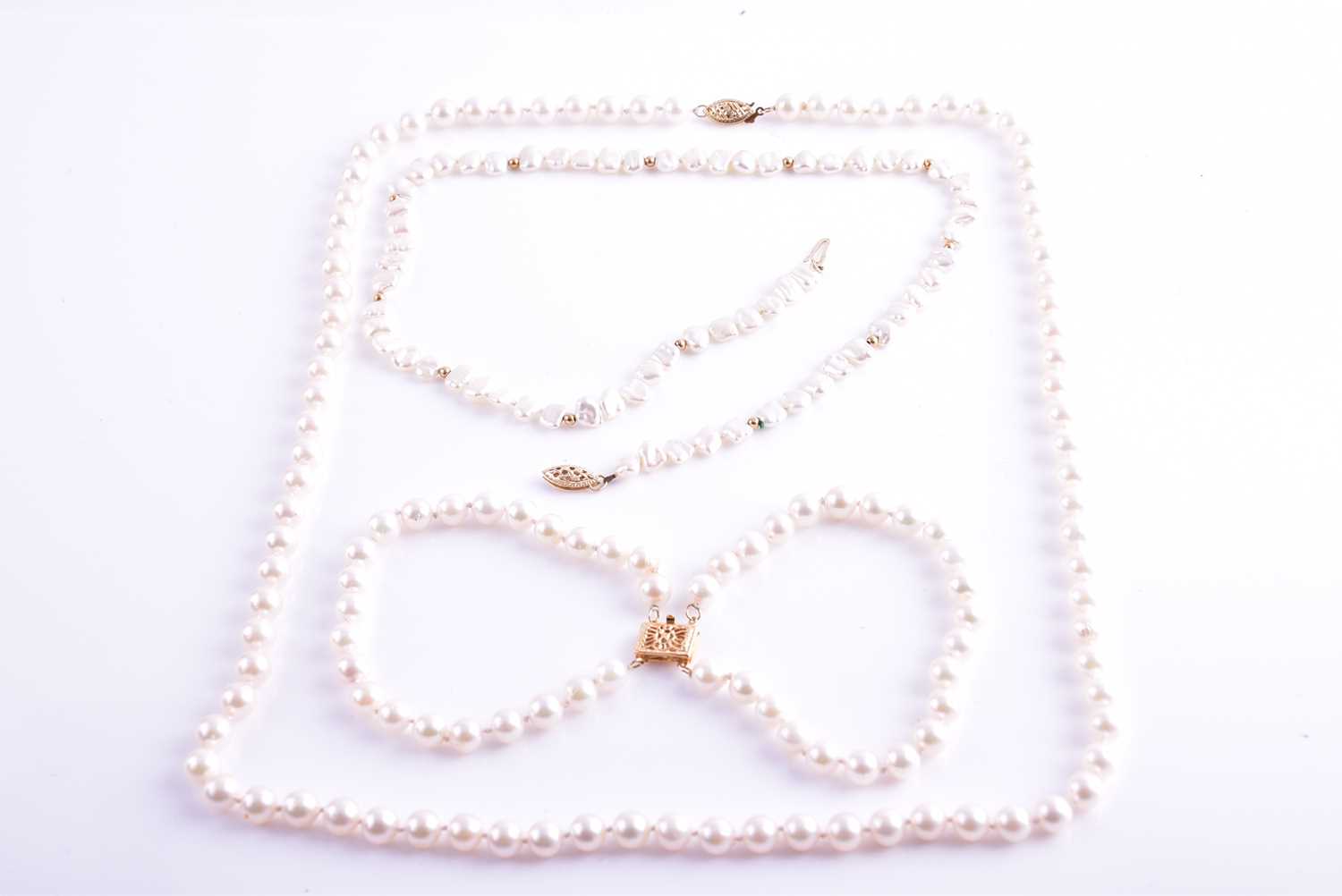 A cultured pearl necklace with yellow metal clasp, together with a similar cultured pearl double - Bild 4 aus 5