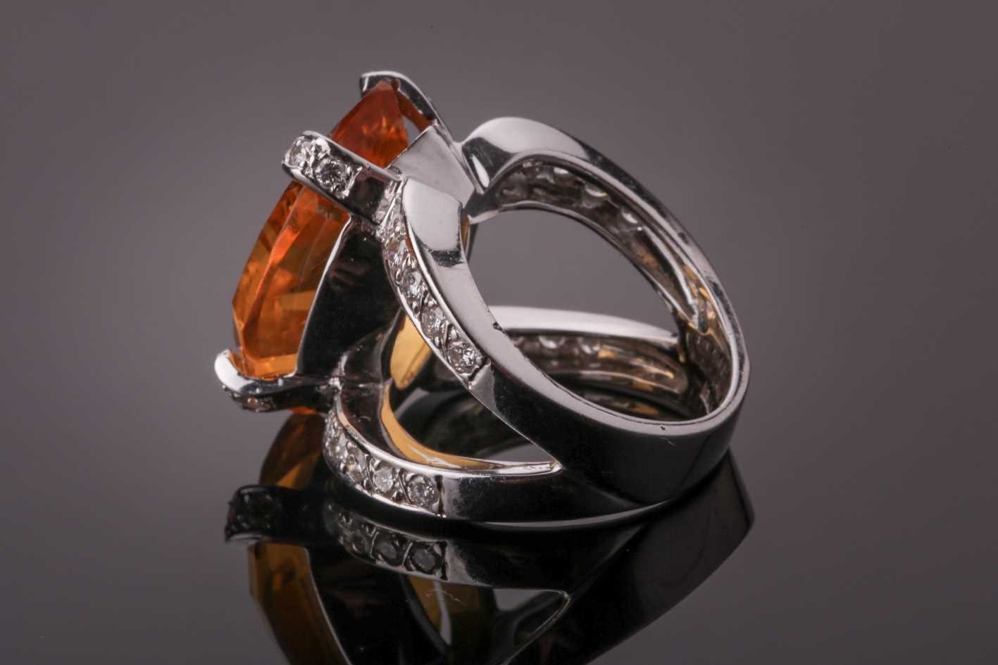 A diamond and citrine cocktail ring, set with a mixed-cut citrine, the claws and split shoulders - Bild 4 aus 6