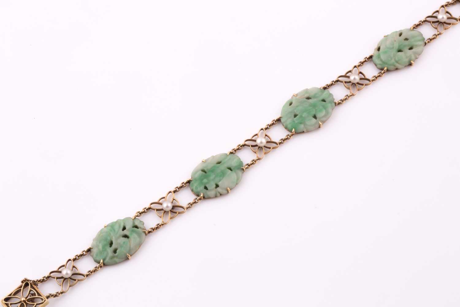 A jade and seed pearl bracelet; comprising four oval carved jade panels set between five foliate - Bild 2 aus 4