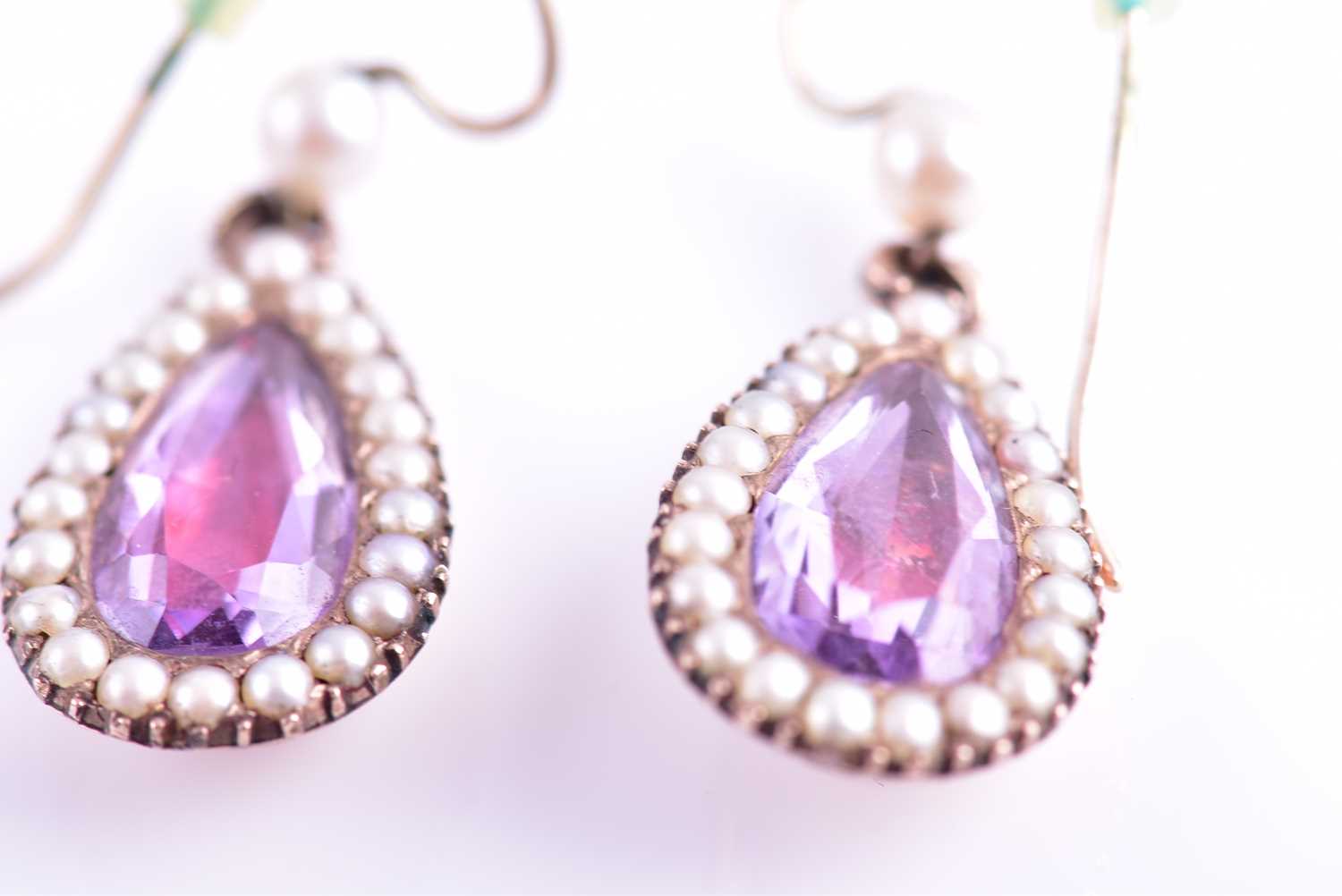 A pair of Victorian pearl and amethyst drop earrings, each with a closed-back set pear-cut - Bild 2 aus 3