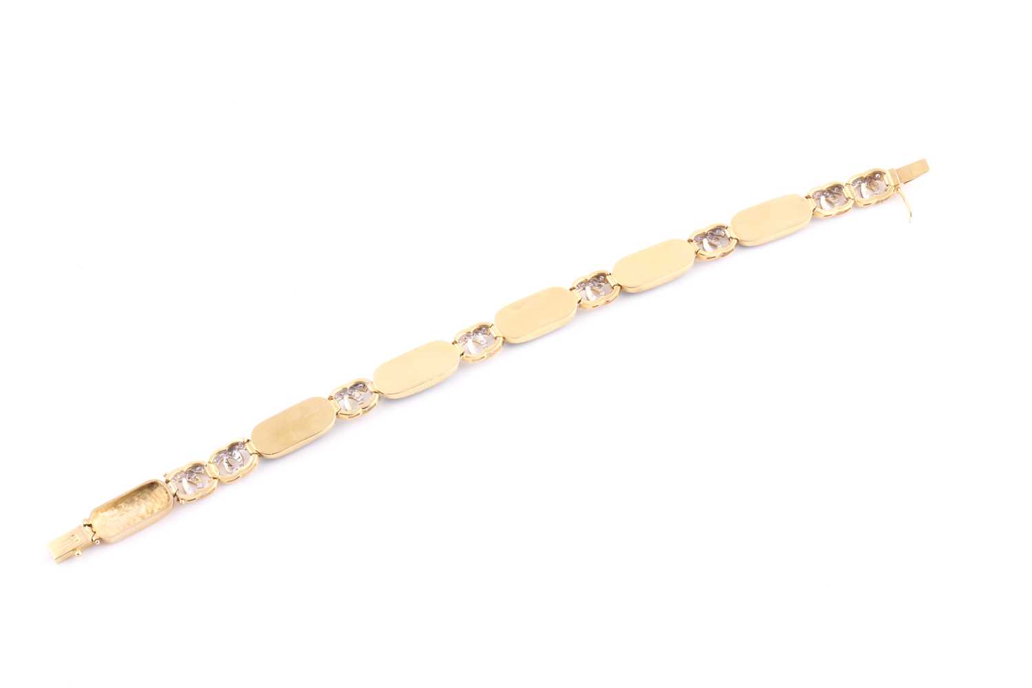 An 18ct yellow gold, green jade, and diamond bracelet, comprised of jade plaque links with - Bild 4 aus 4