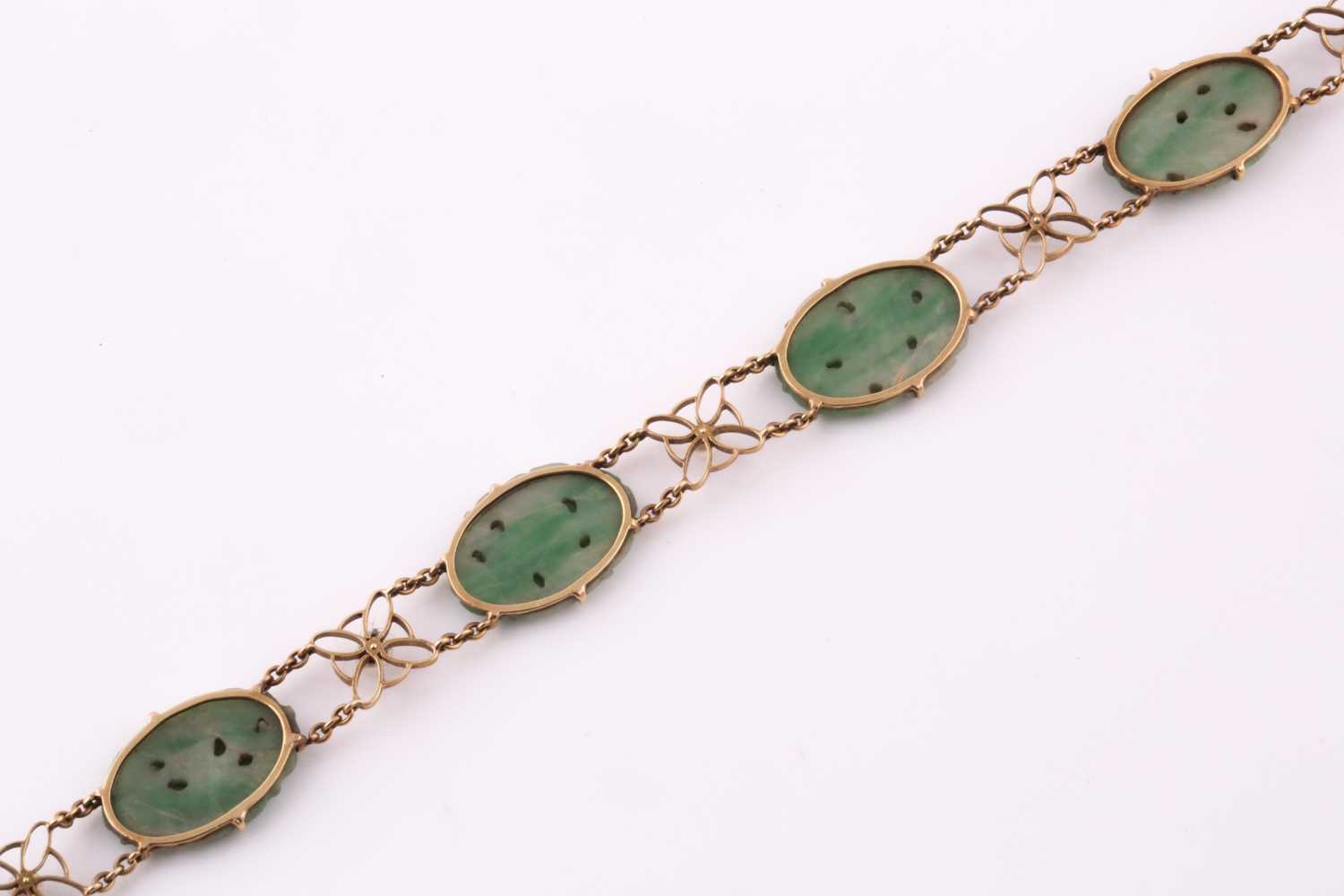 A jade and seed pearl bracelet; comprising four oval carved jade panels set between five foliate - Bild 3 aus 4