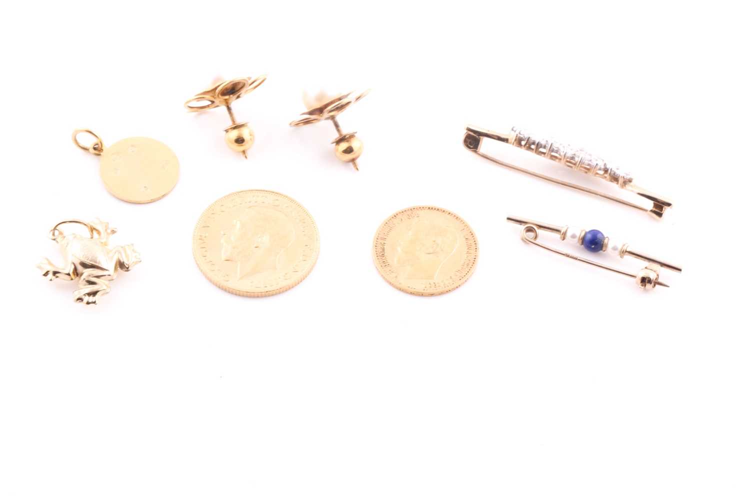 A group lot of jewellery items, to include a 9ct yellow gold and clear paste stone bar brooch, a - Bild 2 aus 2