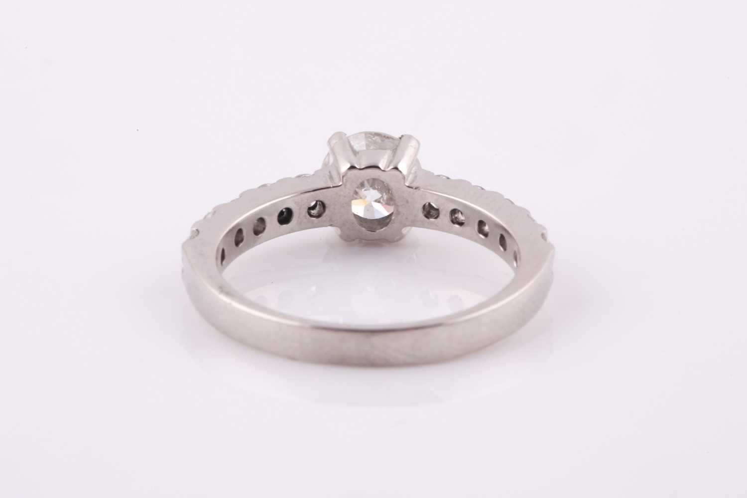 An 18ct white gold and diamond ring, set with a round brilliant-cut diamond of approximately 0.780 - Bild 2 aus 4