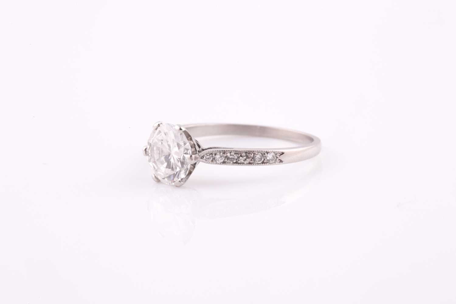 A solitaire diamond ring, set with a round brilliant-cut diamond of approximately 1.14 carats, - Bild 2 aus 4