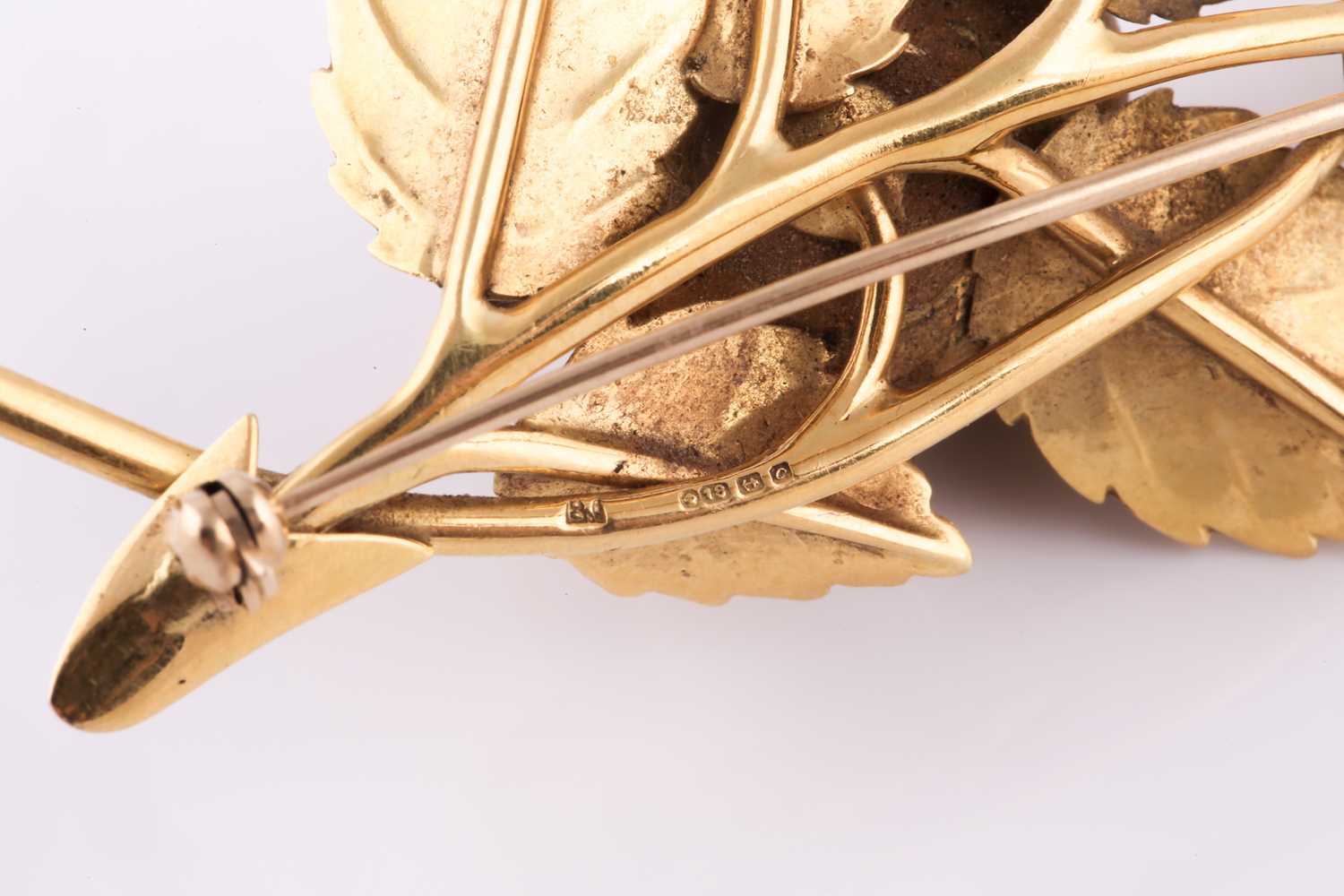 An 18ct yellow gold floral spray brooch, in the form of a rose and bud amongst leaves, marked to - Bild 3 aus 3