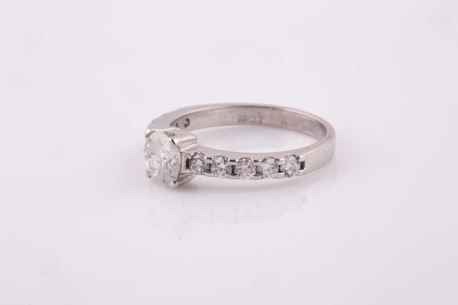 An 18ct white gold and diamond ring, set with a round brilliant-cut diamond of approximately 0.780 - Bild 3 aus 4