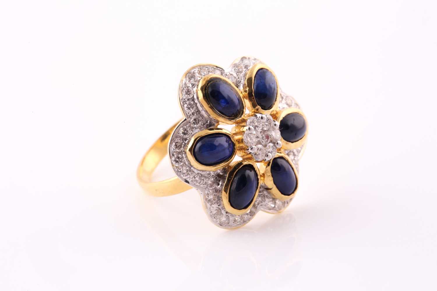 A sapphire and diamond foliate cluster ring; composed of a central seven stone round brilliant cut - Bild 4 aus 4