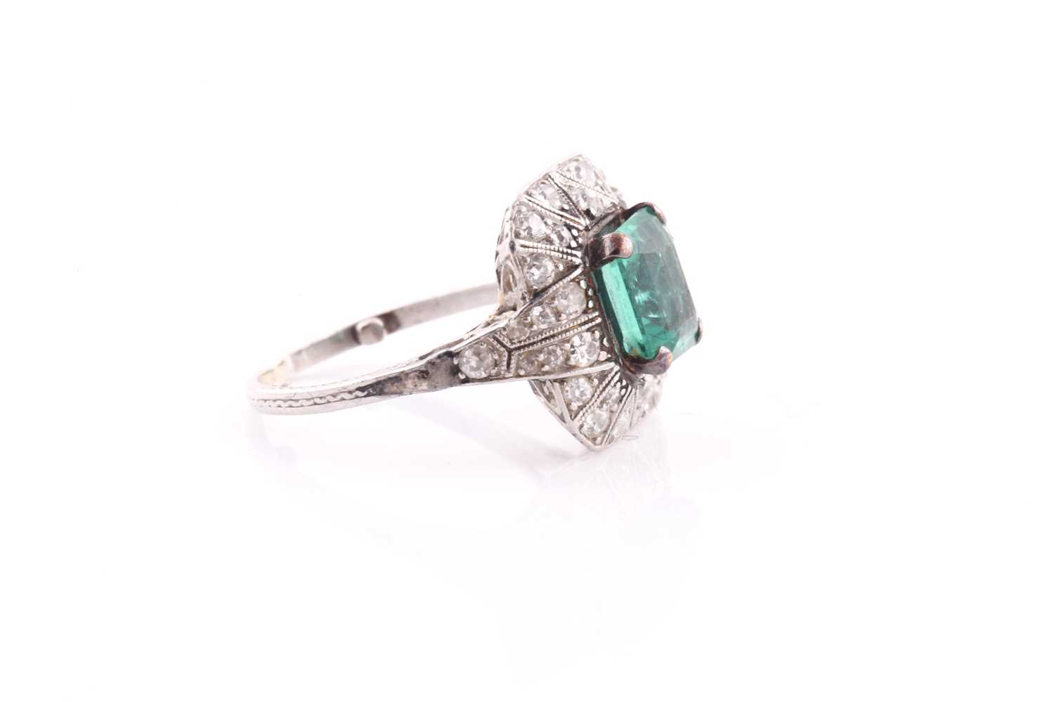 An emerald and diamond dress ring, set with an emerald-cut emerald, measuring approximately 7.8 x - Bild 4 aus 4