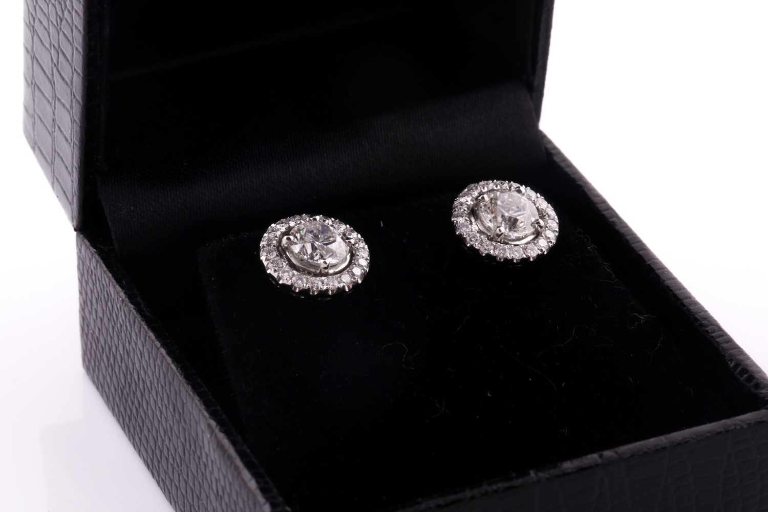 A pair of diamond halo cluster earrings, centred with round brilliant-cuts of approximately 1.40 - Bild 2 aus 4