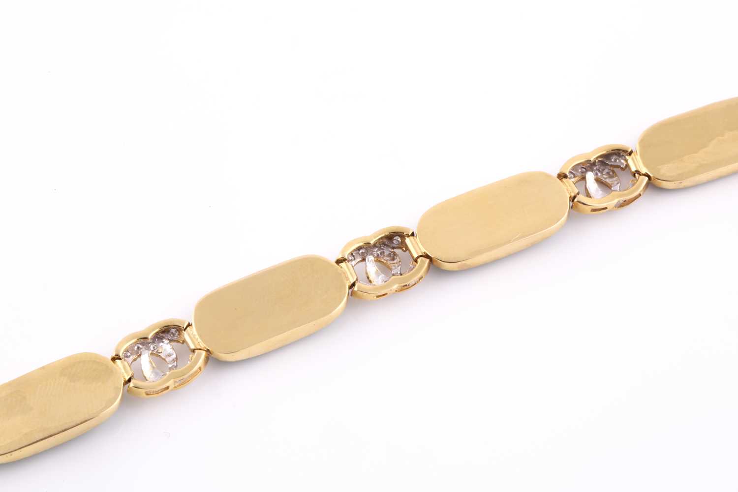 An 18ct yellow gold, green jade, and diamond bracelet, comprised of jade plaque links with - Bild 2 aus 4