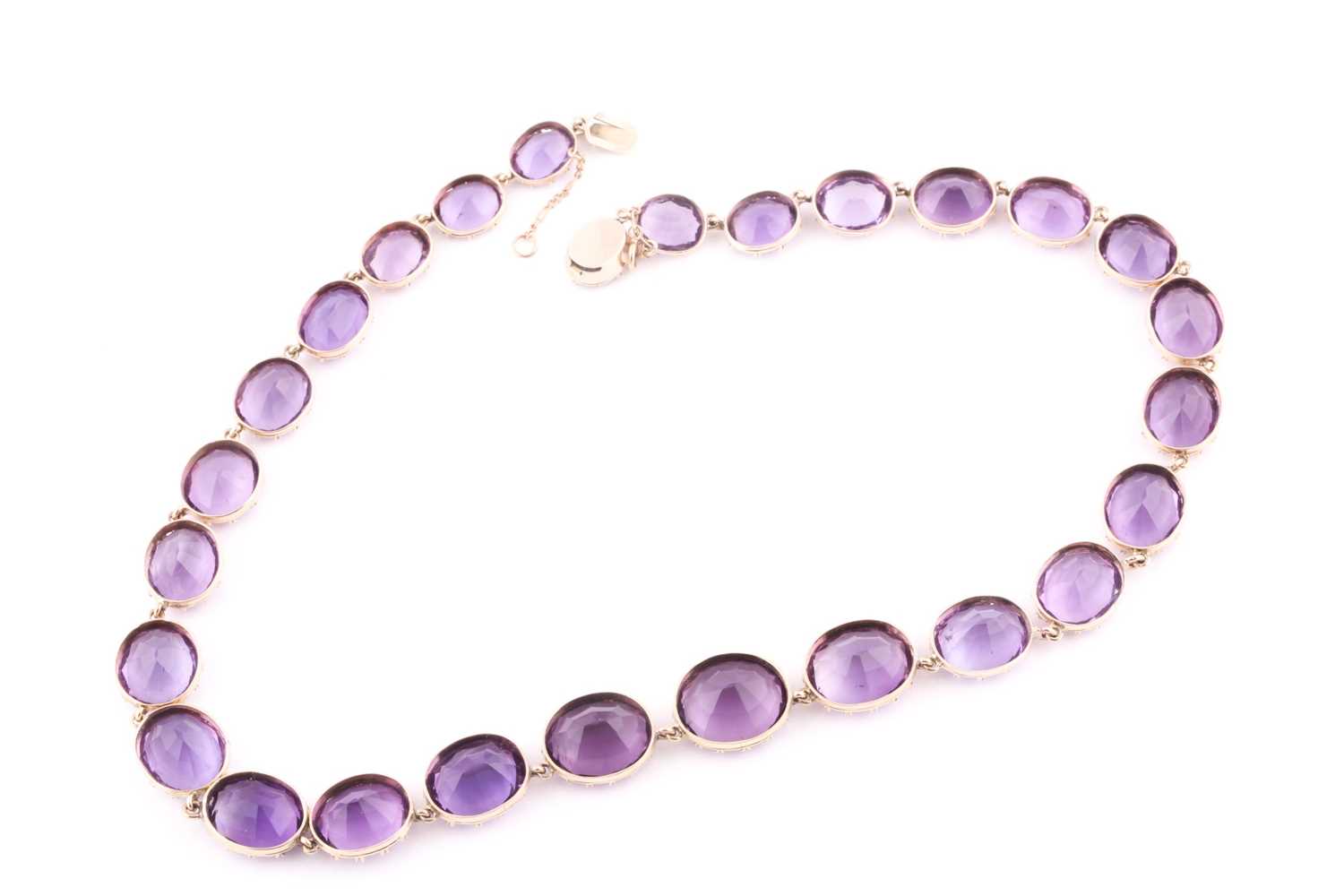 A 19th century style amethyst riviere necklace, set with mixed oval-cut amethyst, claw-set in yellow - Bild 3 aus 4