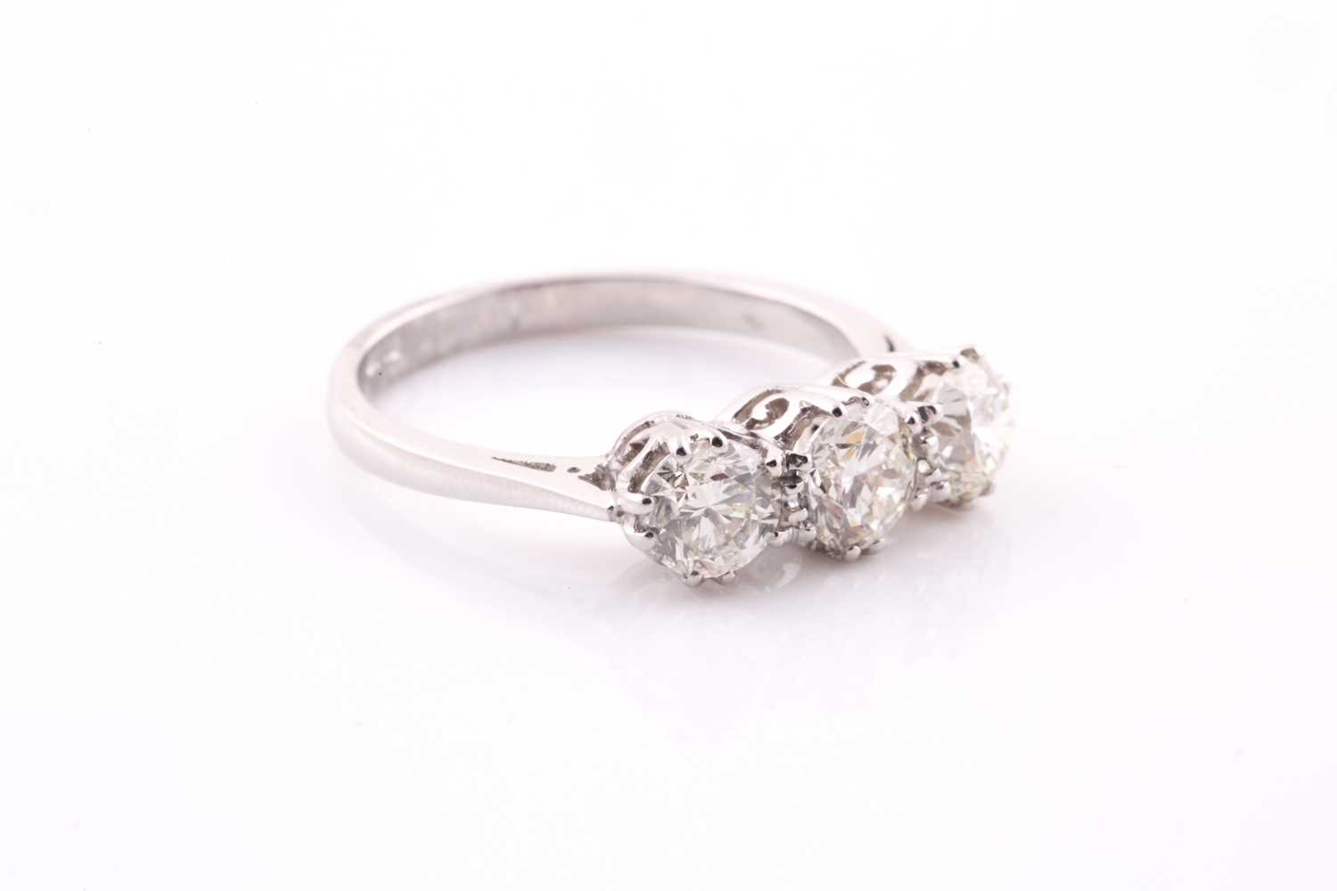 A platinum and diamond ring, set with three round brilliant-cut diamonds of approximately 1.20 - Bild 2 aus 4