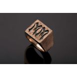A 9ct yellow gold and green agate ring, the textured mount with openwork initials M M, with green