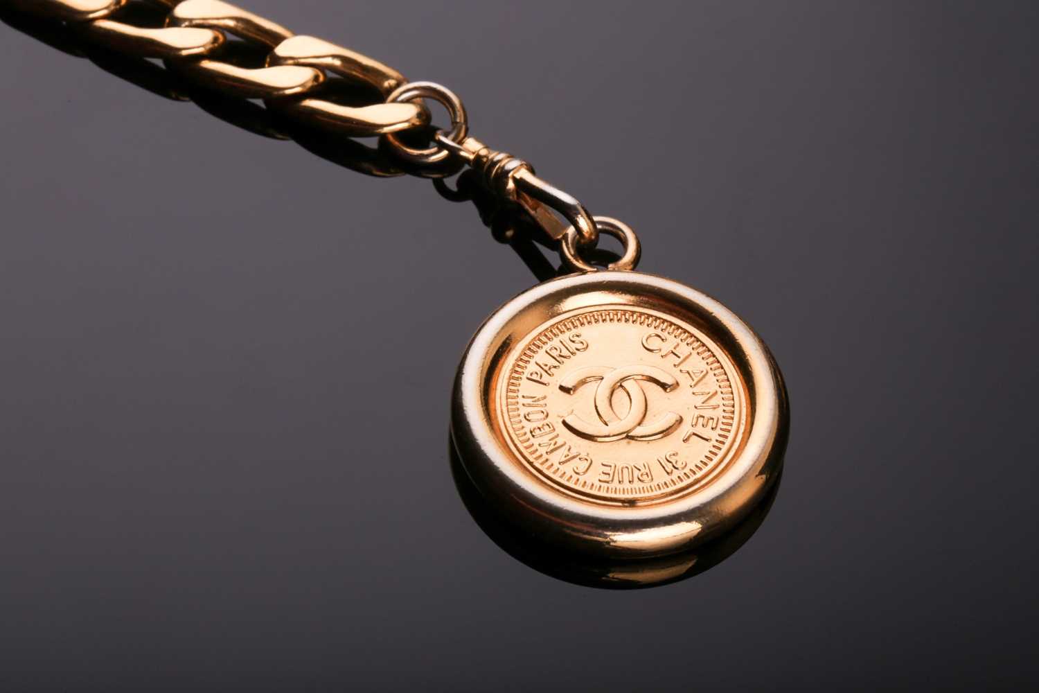 A Chanel "31 Rue Cambon Paris" belt, the gold plated curb link and "CC" medallion chain with - Bild 5 aus 5