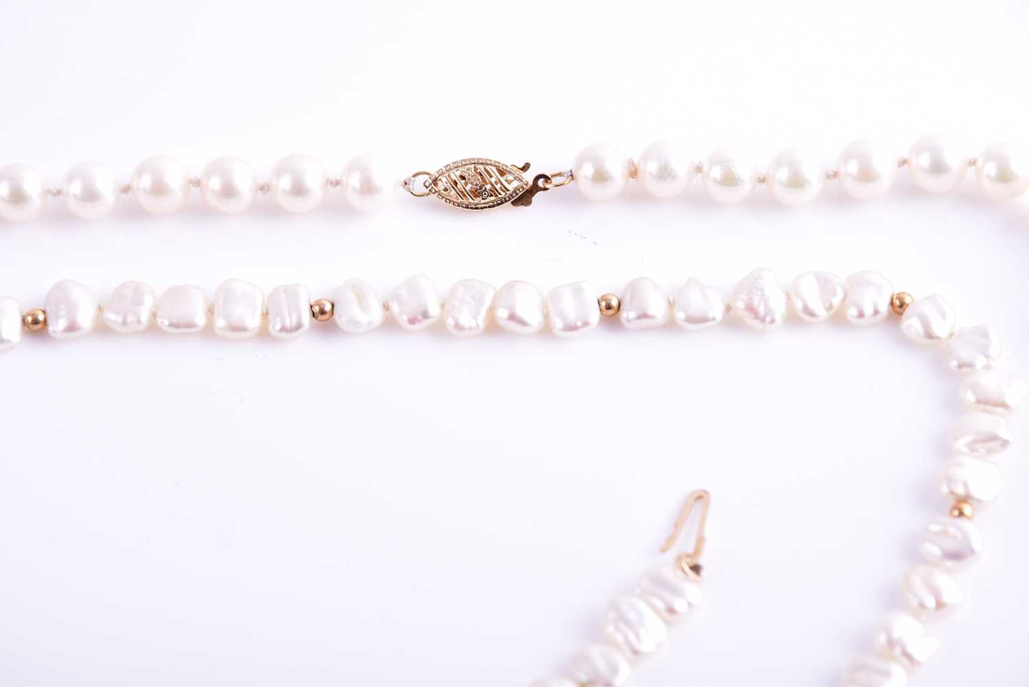 A cultured pearl necklace with yellow metal clasp, together with a similar cultured pearl double - Bild 5 aus 5