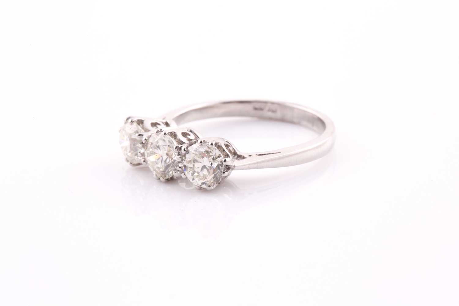 A platinum and diamond ring, set with three round brilliant-cut diamonds of approximately 1.20 - Bild 4 aus 4