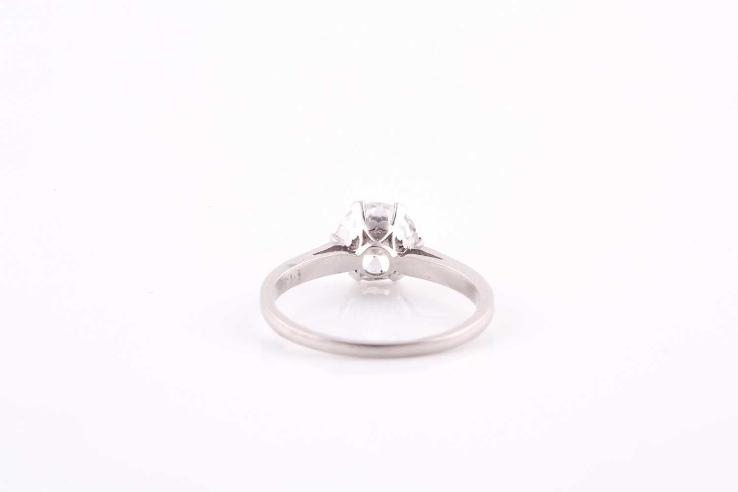 A solitaire diamond ring, set with a round brilliant-cut diamond of approximately 1.14 carats, - Bild 4 aus 4