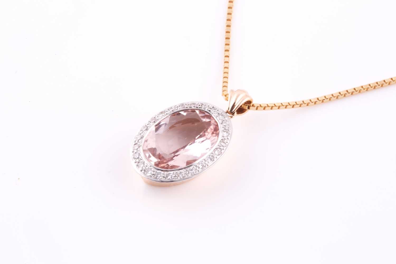 A morganite and diamond pendant, morganite 13.5 x 10 x 5.2mm, within a surround of twenty four round - Bild 2 aus 4