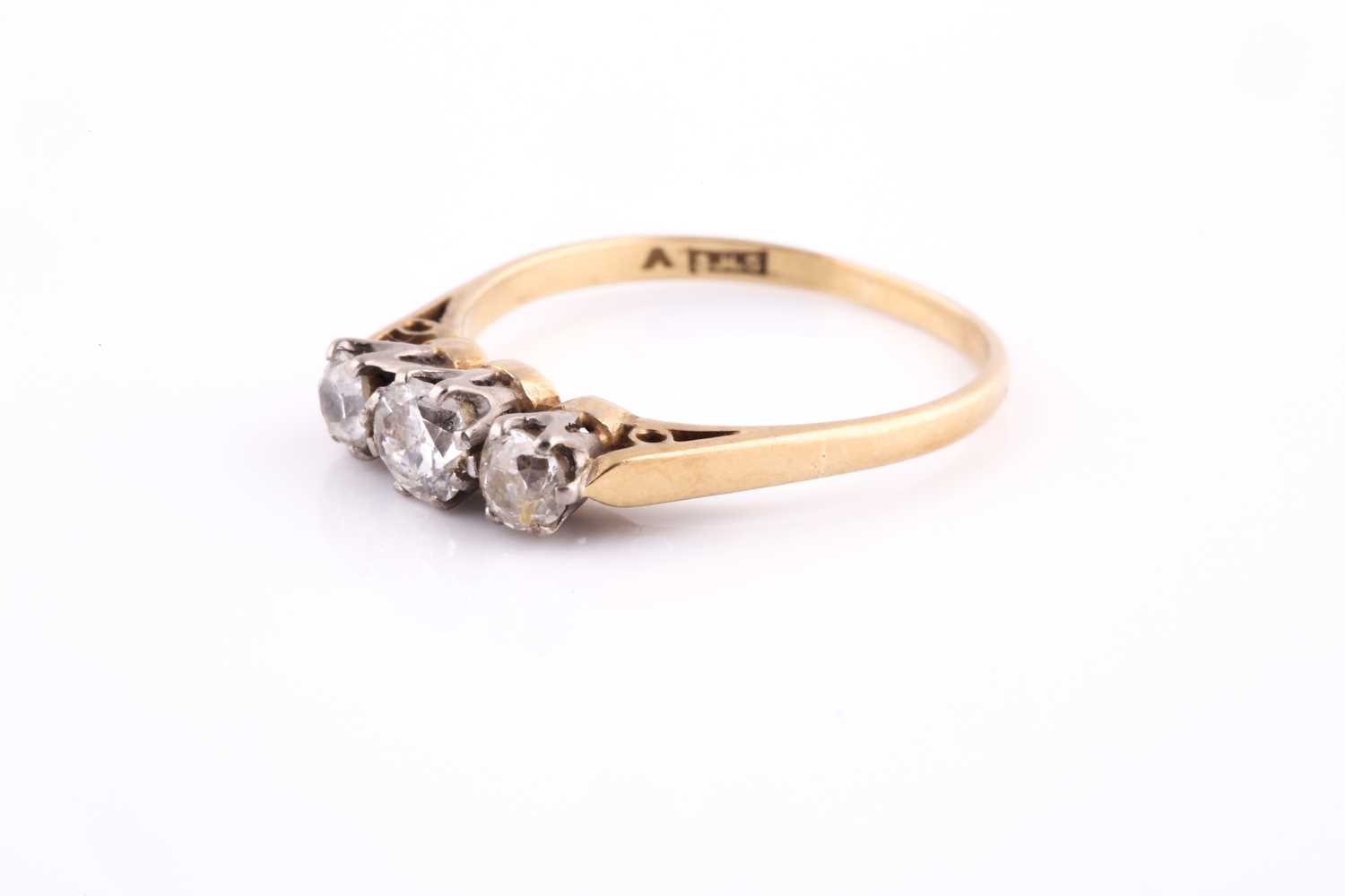 An 18ct yellow gold and diamond ring, set with three old round-cut diamonds, the central stone - Bild 4 aus 5