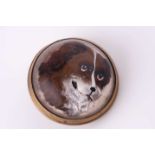 Early 20th century Essex crystal brooch, the circular dome depicting a dog's head, to gilt metal